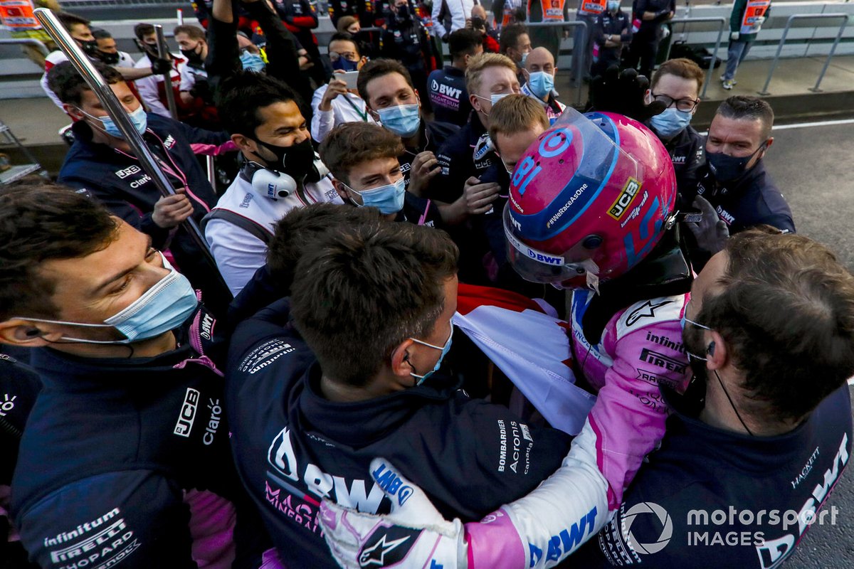 Ganador de la pole Lance Stroll, Racing Point, celebra