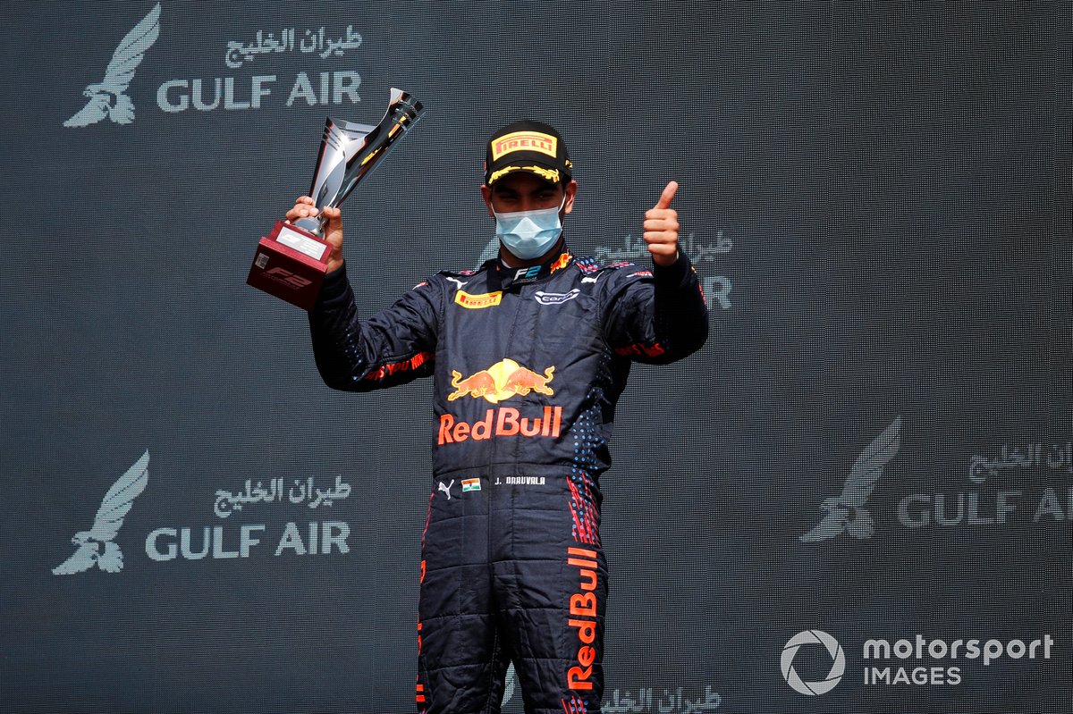 Podio: segundo lugar Jehan Daruvala, Carlin