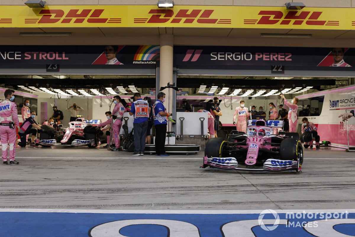 Sergio Pérez, Racing Point RP20 sale de su garaje, delante de Lance Stroll, Racing Point RP20
