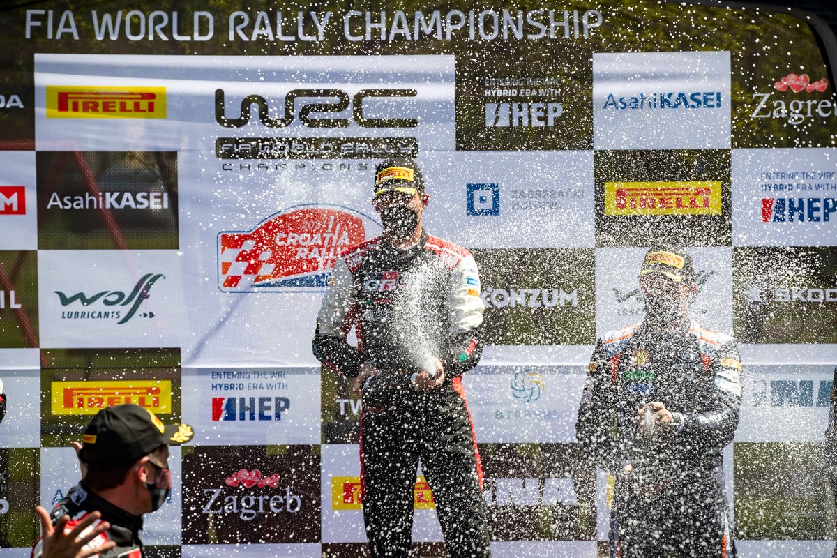 Podium: Sébastien Ogier, Julien Ingrassia, Toyota Gazoo Racing WRT Toyota Yaris WRC avec le champagne