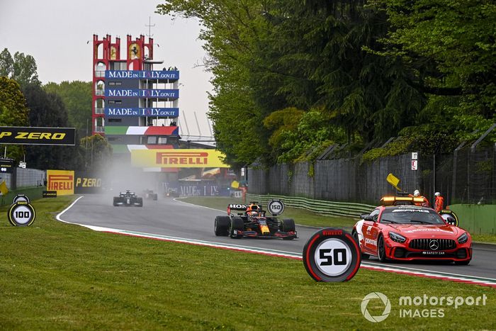 El Safety Car lidera a Max Verstappen, Red Bull Racing RB16B, Lewis Hamilton, Mercedes W12
