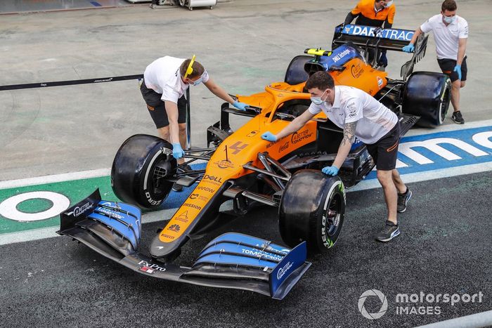 Mecánicos de McLaren llevan el coche por el pitlane de Turquía