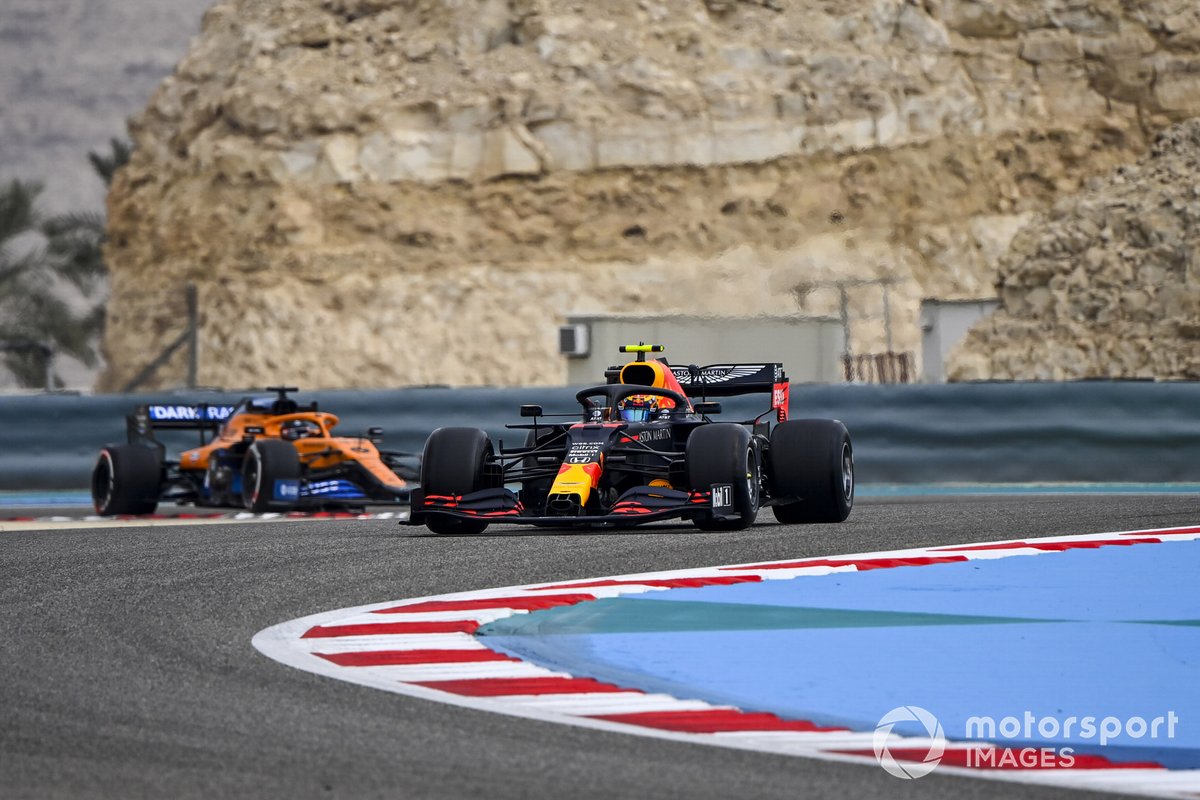 Alex Albon, Red Bull Racing RB16 y Carlos Sainz Jr., McLaren MCL35