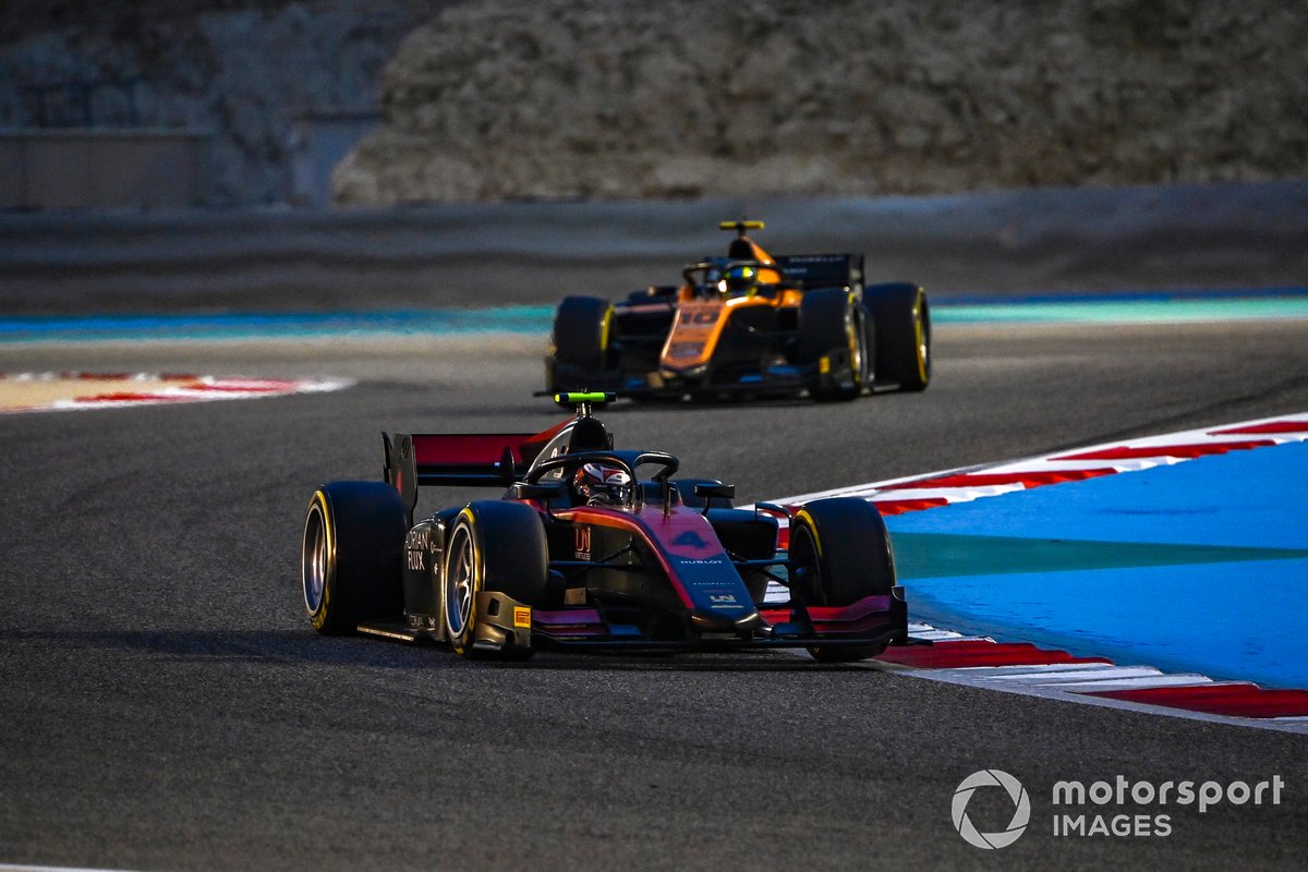 Callum Ilott, UNI-Virtuosi, precede Guilherme Samaia, Campos Racing