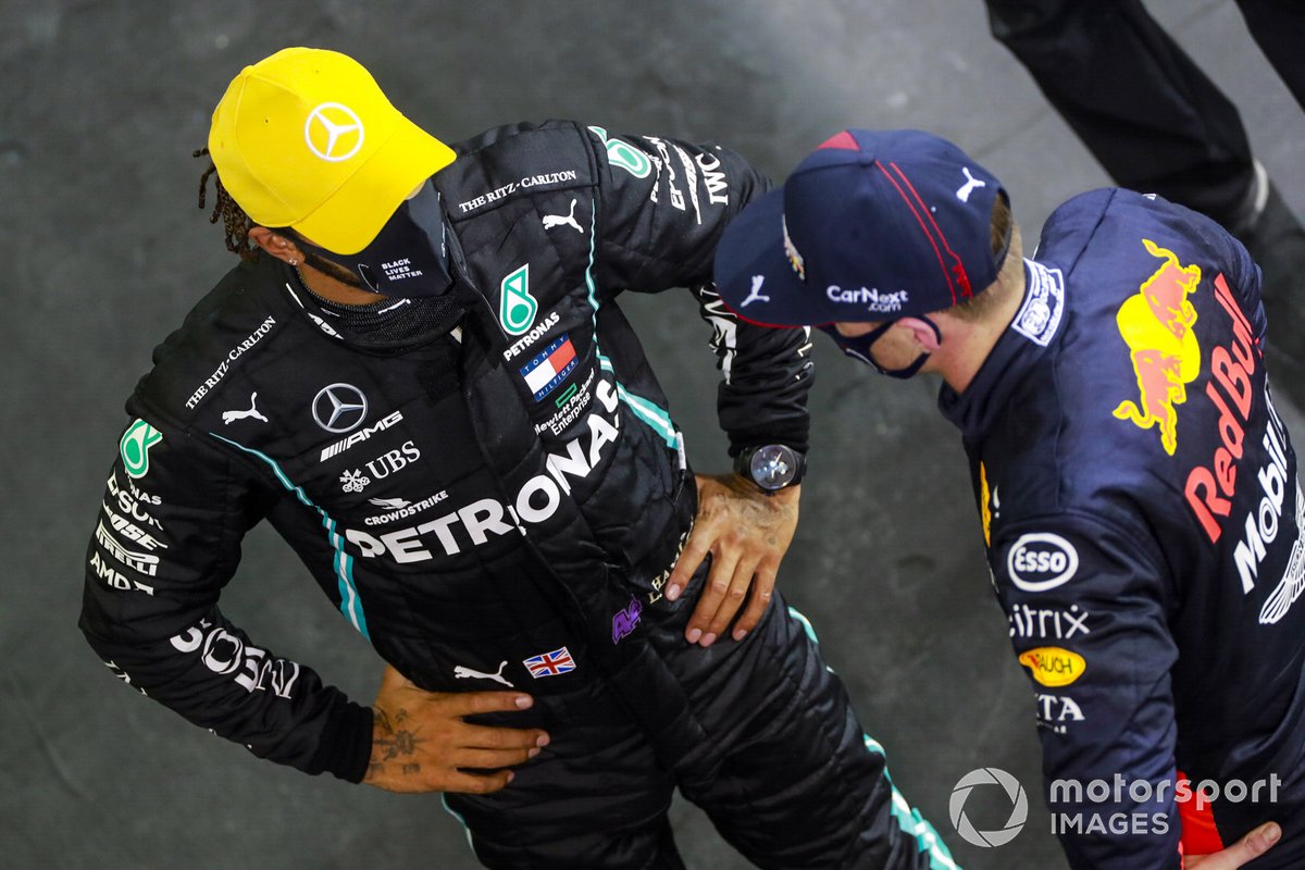 Lewis Hamilton, Mercedes-AMG F1, con Max Verstappen, Red Bull Racing, nel Parc Ferme