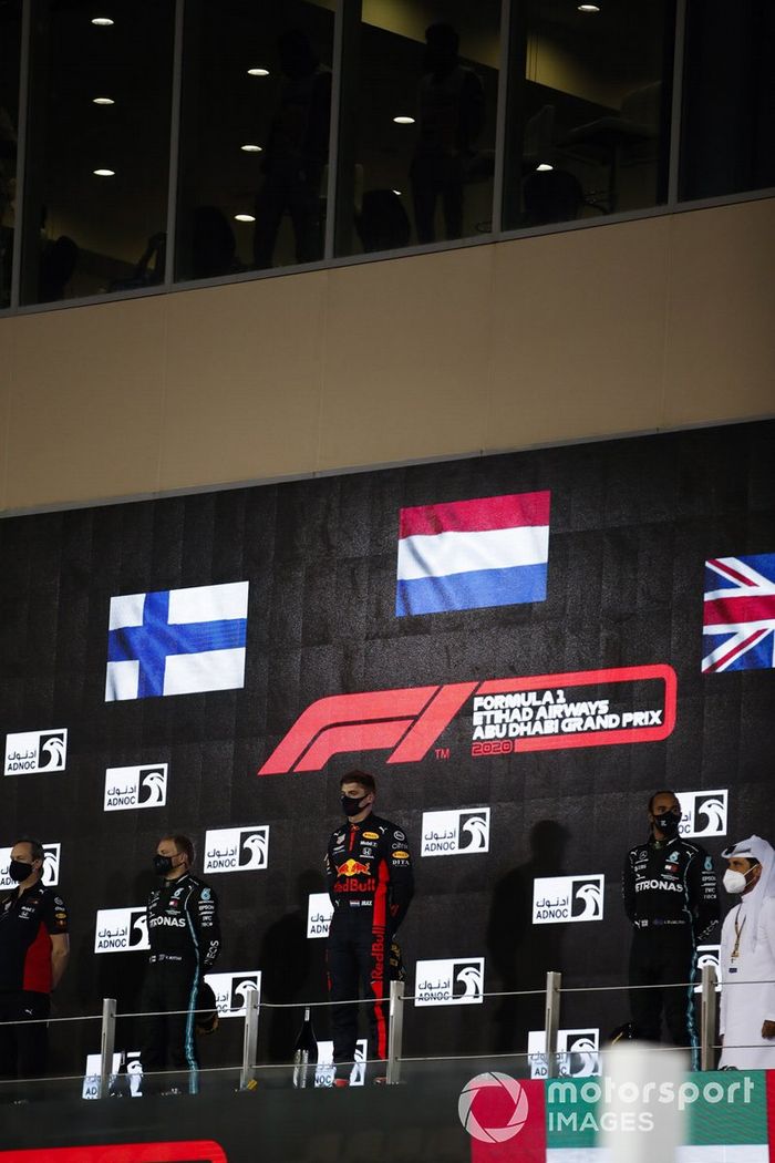 Podio: Paul Monaghan, Jefe de ingenieros de Red Bull Racing, segundo lugar Valtteri Bottas, Mercedes-AMG F1, ganador Max Verstappen, Red Bull Racing, y tercer lugar Lewis Hamilton, Mercedes-AMG F1