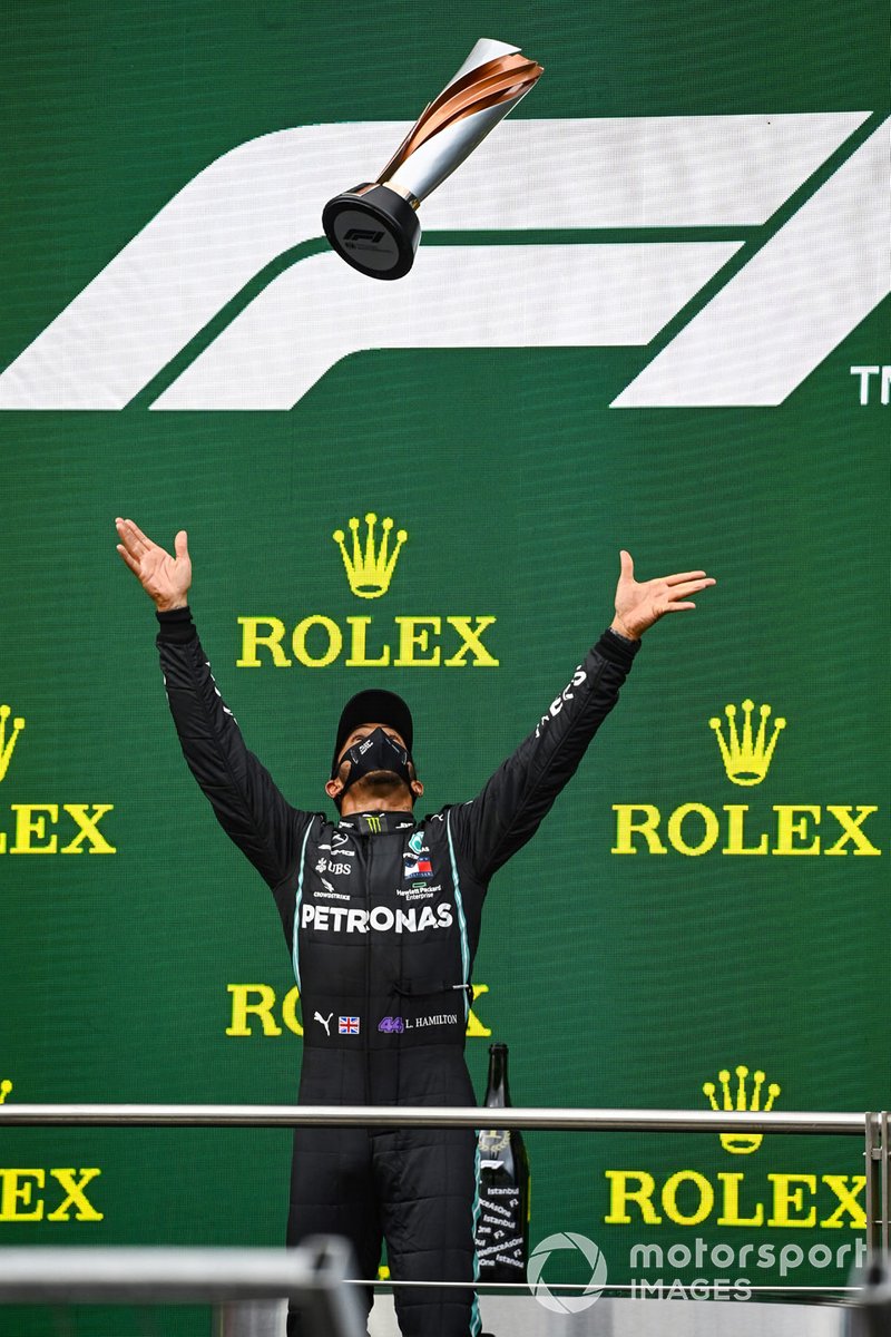 Podio: ganador y campeón del mundo Lewis Hamilton, Mercedes-AMG F1