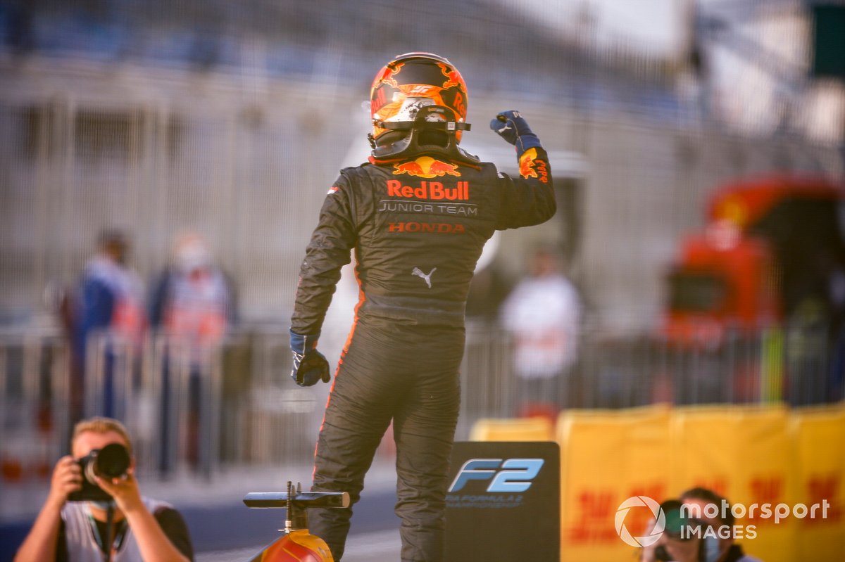 Ganador Yuki Tsunoda, Carlin celebr en Parc Ferme