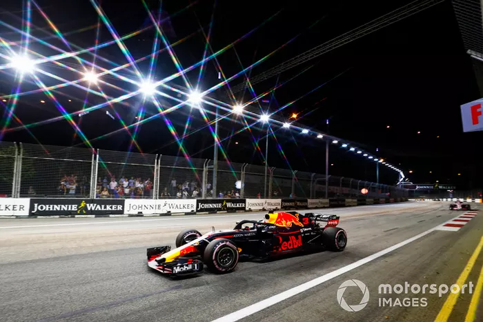 Daniel Ricciardo, Red Bull Racing RB14, Sergio Perez, Racing Point Force India VJM11
