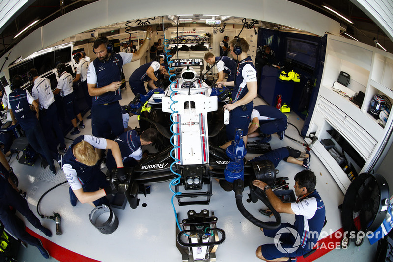 Mecánicos con el coche de Lance Stroll, Williams FW41