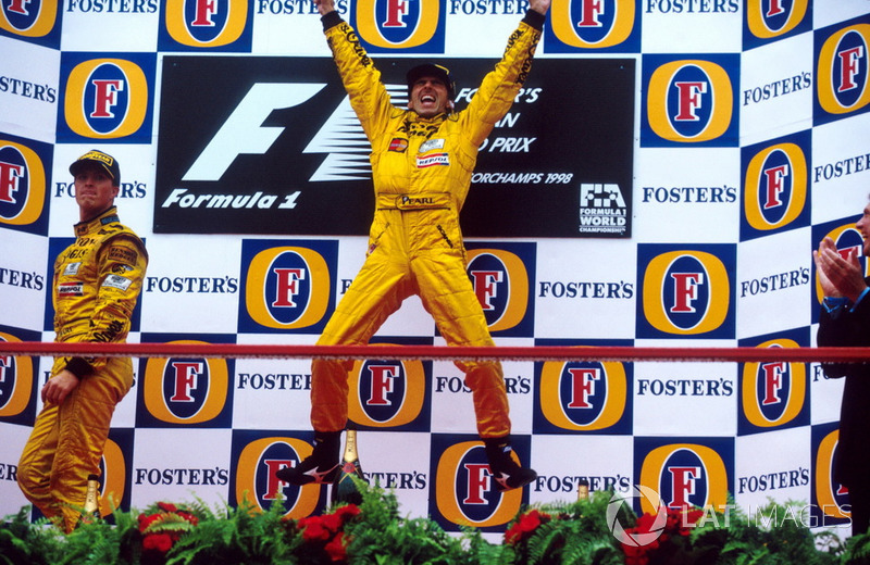 Ganador Damon Hill, Jordan 198 en el podio con su compañero Ralf Schumacher, Jordan 198