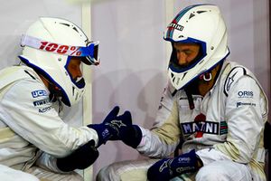 Los miembros del equipo de Williams Williams pasan el tiempo en el pit lane