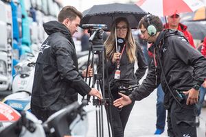 Equipos de TV bajo la lluvia 