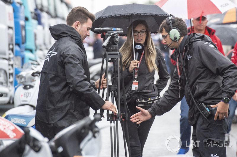 Equipos de TV bajo la lluvia