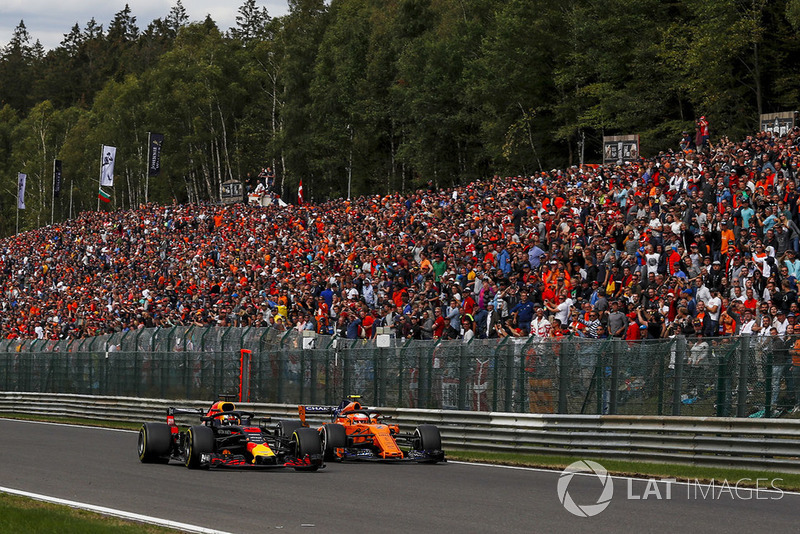 Daniel Ricciardo, Red Bull Racing RB14 i Stoffel Vandoorne, McLaren MCL33, walka na torze