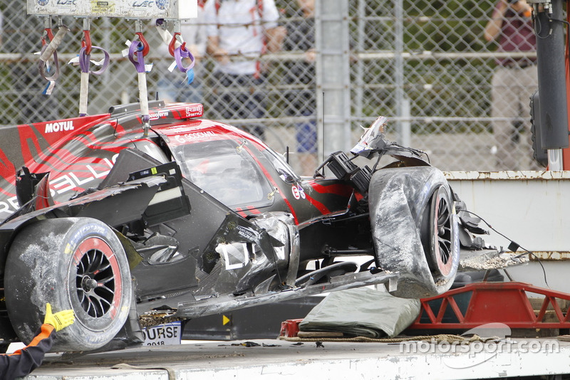 La voiture #1 Rebellion Racing Rebellion R-13: Andre Lotterer, Neel Jani, Bruno Senna après son crash