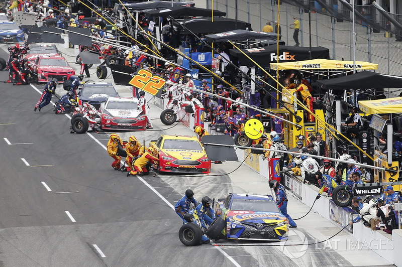 Kyle Busch, Joe Gibbs Racing, Toyota Camry M&M's Caramel Joey Logano, Team Penske, Ford Fusion Shell Pennzoil