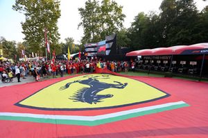 Un drapeau Ferrari géant dans la Fan Zone