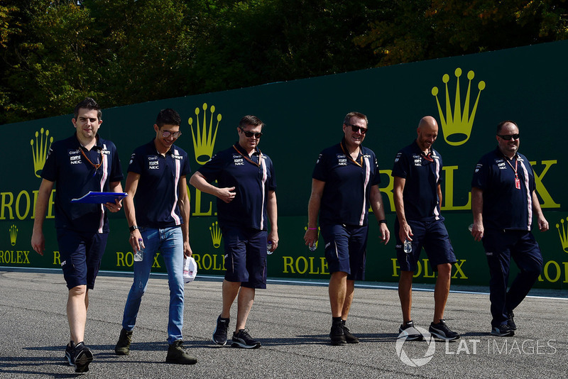 Esteban Ocon, Racing Point Force India F1 Team parcourt la piste à pied