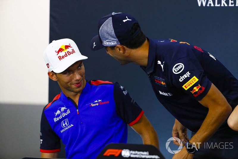Pierre Gasly, Toro Rosso, et Daniel Ricciardo, Red Bull Racing, plaisantent en conférence de presse