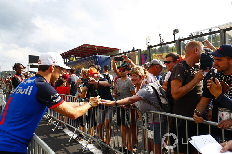 Pierre Gasly, Toro Rosso, signs autographs for fans