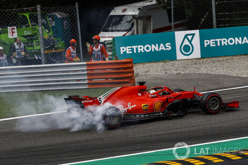 Sebastian Vettel, Ferrari SF71H, melintir usai kontak dengan Lewis Hamilton, Mercedes AMG F1 W09