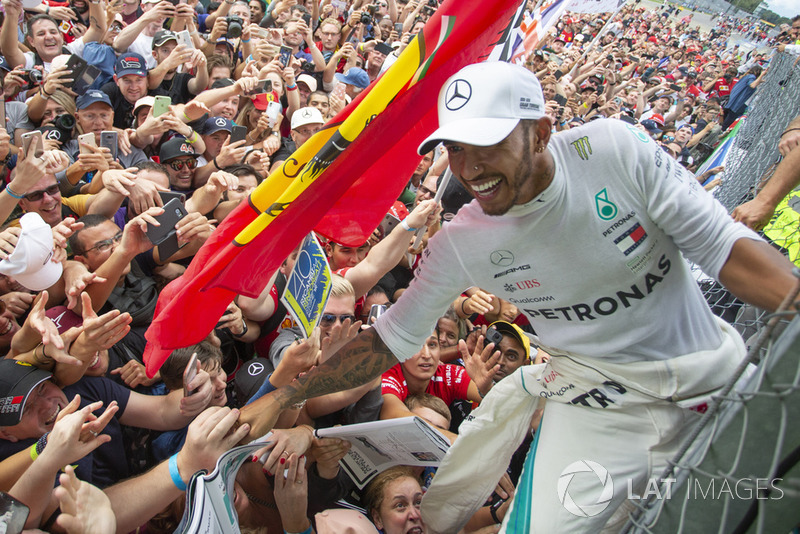 El ganador de la carrera Lewis Hamilton, Mercedes AMG F1, celebra con aficionados