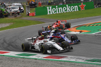 Charles Leclerc, Sauber C37, Pierre Gasly, Scuderia Toro Rosso STR13, Daniel Ricciardo, Red Bull Racing RB14 and Sebastian Vettel, Ferrari SF71H battle