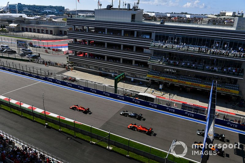 Charles Leclerc, Ferrari SF90, precede Lewis Hamilton, Mercedes AMG F1 W10, Sebastian Vettel, Ferrari SF90, Valtteri Bottas, Mercedes AMG W10, Carlos Sainz Jr., McLaren MCL34, Nico Hulkenberg, Renault F1 Team R.S. 19, e il resto delle auto all'inizio della gara