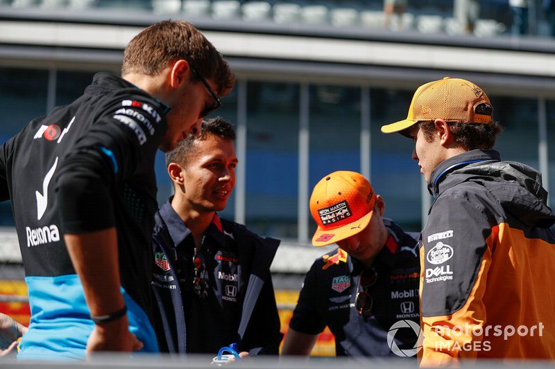 L-R: George Russell, Williams Racing, Alex Albon, Red Bull Racing, Max Verstappen, Red Bull Racing e Lando Norris, McLaren