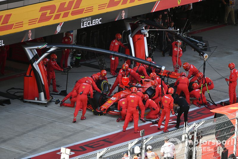 Charles Leclerc, Ferrari SF90, ai box