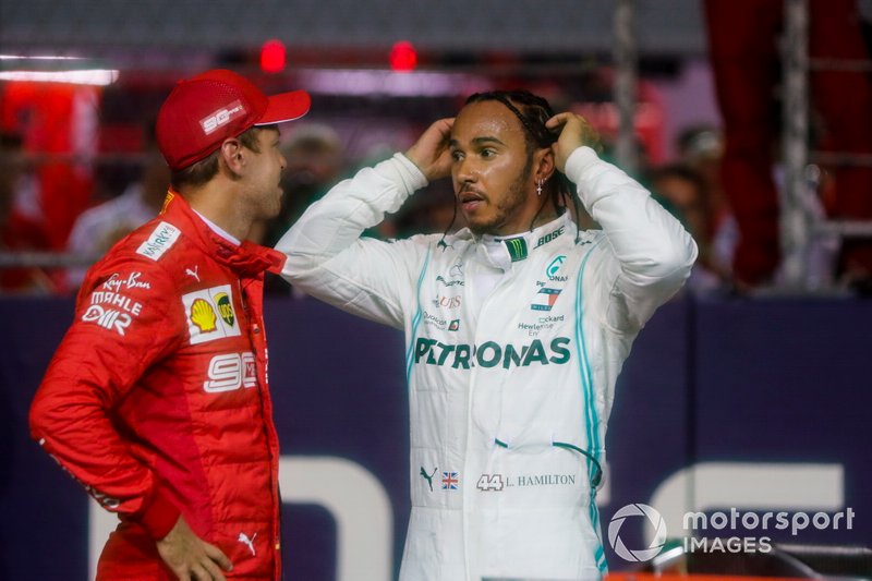 Sebastian Vettel, Ferrari, parla con Lewis Hamilton, Mercedes AMG F1