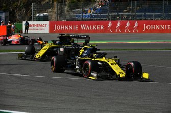 Nico Hulkenberg, Renault F1 Team R.S. 19, leads Daniel Ricciardo, Renault F1 Team R.S.19