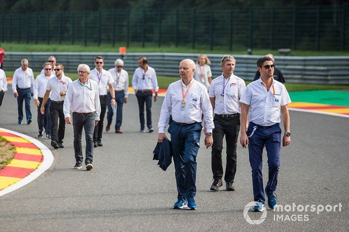 El personal de la FIA camina por la pista, incluyendo a Michael Masi, Director de Carrera. 