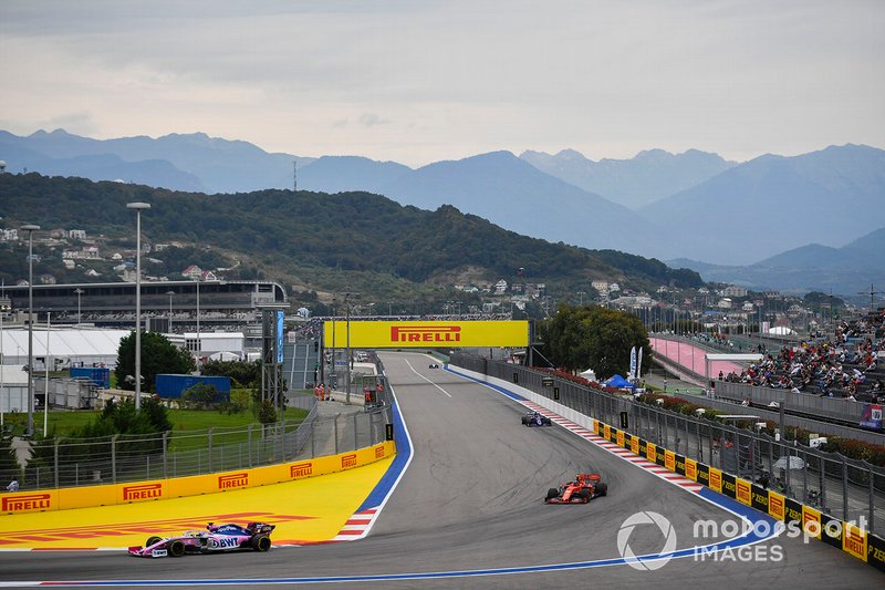 Леклер выразил недовольство поведением одного из пилотов Racing Point, назвав команду старым именем
