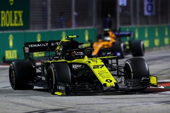 Nico Hulkenberg, Renault F1 Team R.S. 19, leads Lando Norris, McLaren MCL34