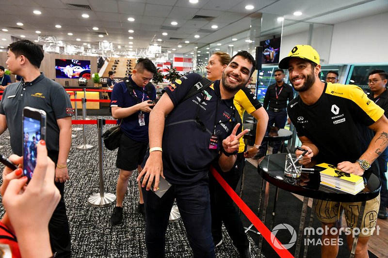 Daniel Ricciardo, Renault F1 Team takes a selfie with a fan