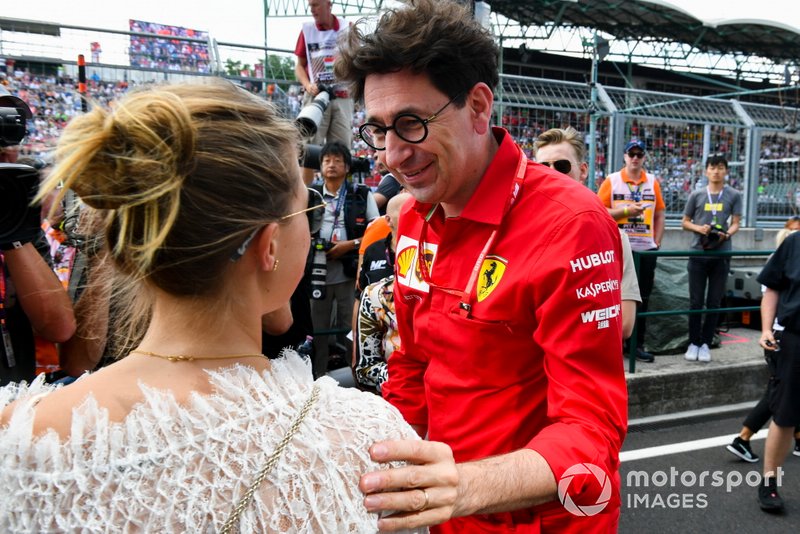 Gina-Maria Schumacher és Mattia Binotto, a Ferrari csapatfőnöke