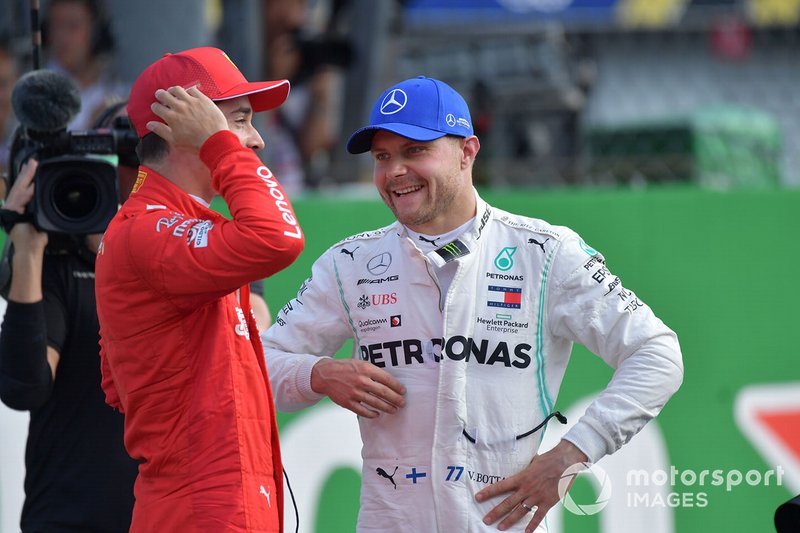 Ganador de la pole Charles Leclerc, Ferrari, celebra y el tercero Valtteri Bottas, Mercedes AMG F1