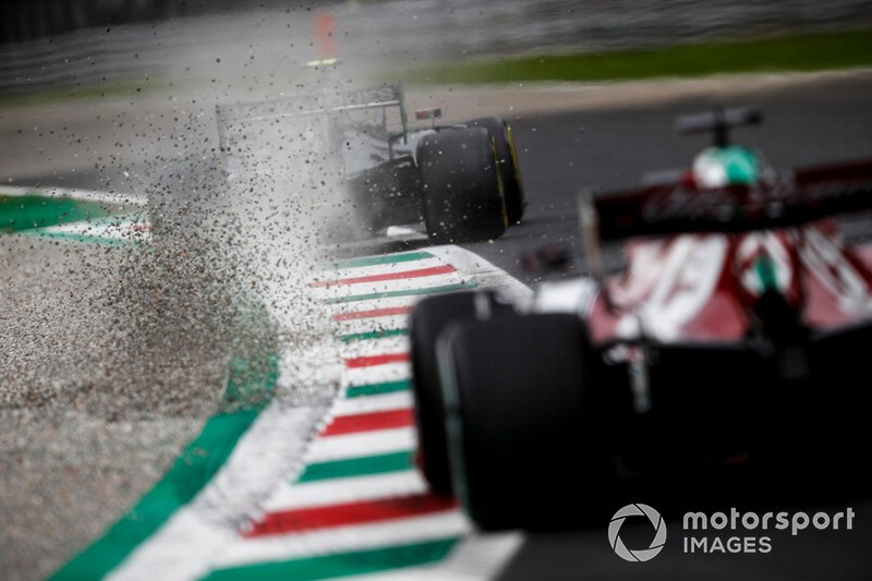Kevin Magnussen, Haas F1 Team VF-19, patea algo de grava