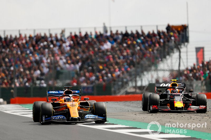 Carlos Sainz Jr., McLaren MCL34 and Pierre Gasly, Red Bull Racing RB15 battle 