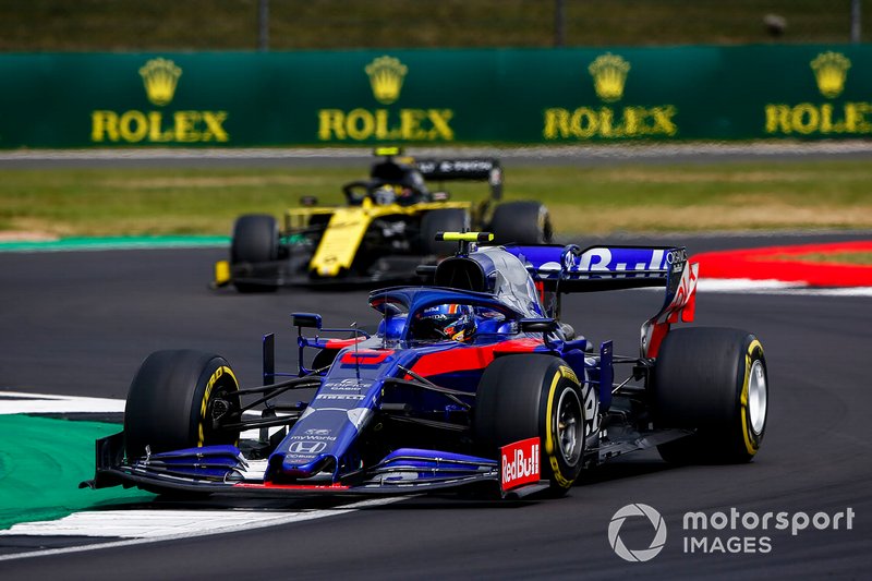 Alexander Albon, Toro Rosso STR14, leads Nico Hulkenberg, Renault F1 Team R.S. 19