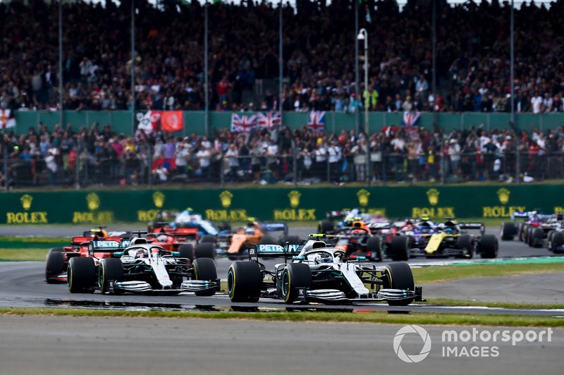 Valtteri Bottas, Mercedes AMG W10 precede Valtteri Bottas, Mercedes AMG W10, alla partenza della gara