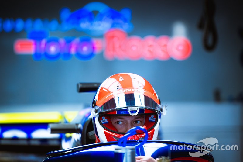 Даниил Квят в боксах Toro Rosso