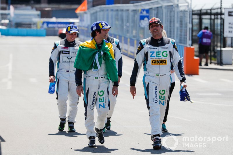 Race winner Sérgio Jimenez, Jaguar Brazil Racing with teammate Cacá Bueno, Jaguar Brazil Racing, 2nd position, Simon Evans, Team Asia New Zealand, 3rd position