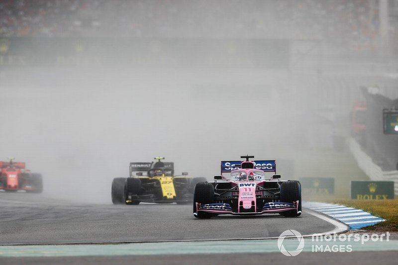 Sergio Perez, Racing Point RP19, precede Nico Hulkenberg, Renault F1 Team R.S. 19, nel giro di formazione