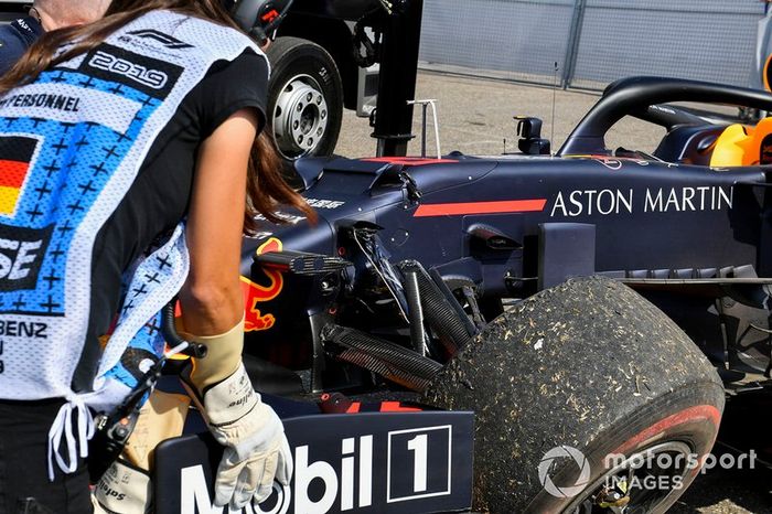 El coche dañado de Pierre Gasly, Red Bull Racing RB15, es levantado por una grúa