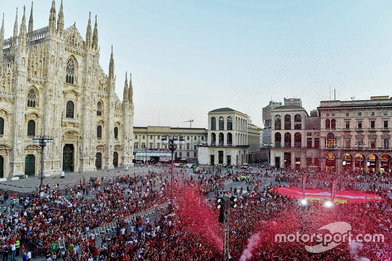 La Piazza Duomo con fans de Ferrari