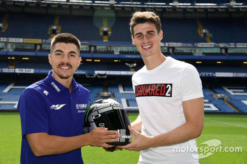 Maverick Viñales (Yamaha) regala un casco al portiere del Chelsea Kepa Arrizabalaga