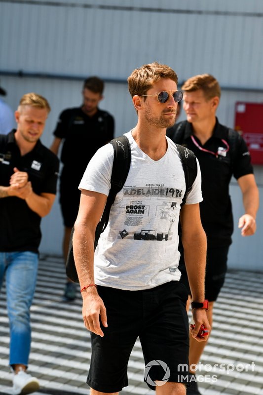 Romain Grosjean, Haas F1, arrive dans le paddock